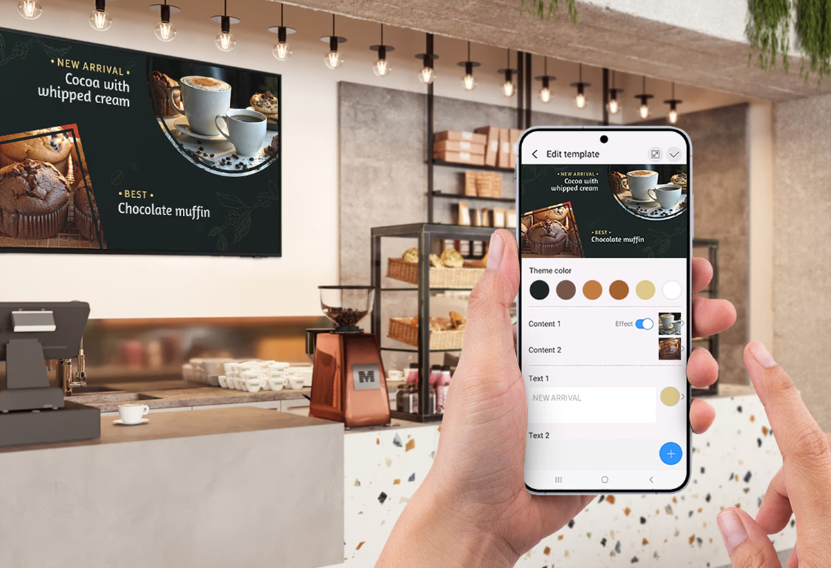 Απεικονίζεται η χρήση της εφαρμογής συνδεδεμένης με την οθόνη σε καφετέρια.
